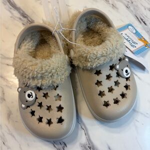 Crocs style tan‎ color Kids slippers Shoes. SIZE 6. NEW WITH TAGS